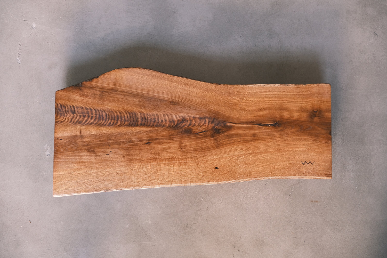 槐(エンジュ) 一枚板プレート | 530×190-235×30 mm – 一枚板テーブル